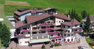 In Kolfuschg oberhalb von Corvara befindet sich das Hotel Mezdì.