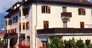 Außenansicht des Hotel Prad im Vinschgau